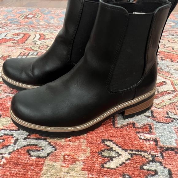 Universal Thread - Black Chelsea Boots - size 8.5 - perfect condition - Picture 3 of 4